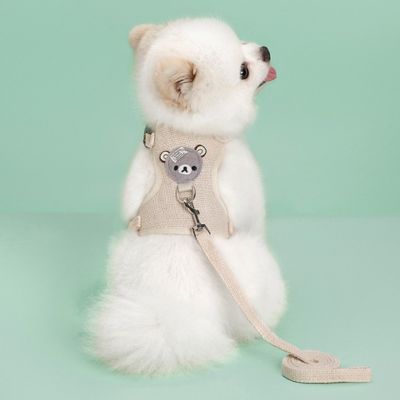 Chien avec un harnais blanc assis