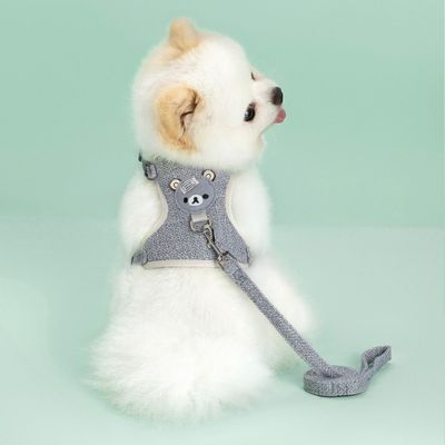 Chien avec un harnais gris assis