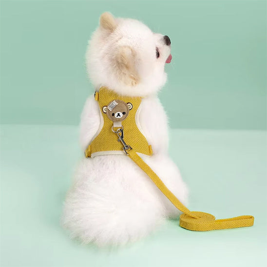 Chien avec un harnais jaune assis
