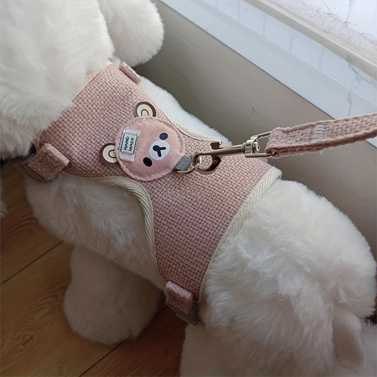 Chien avec un harnais rose assis