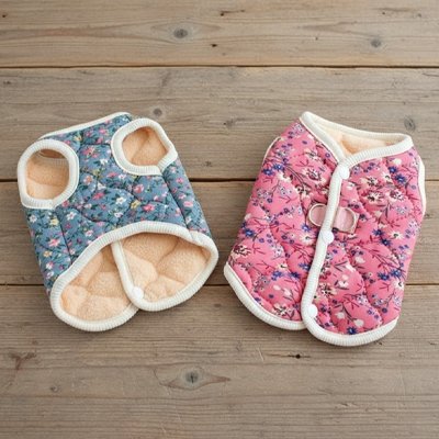 Manteau Chien hiver rose et bleu sur la table