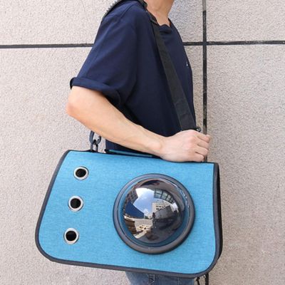 Sac de transport bleu sur l'épaule