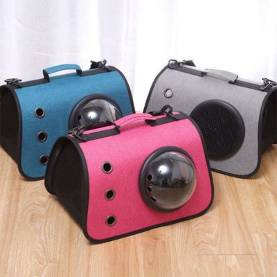 trois sacs de transport sur une table