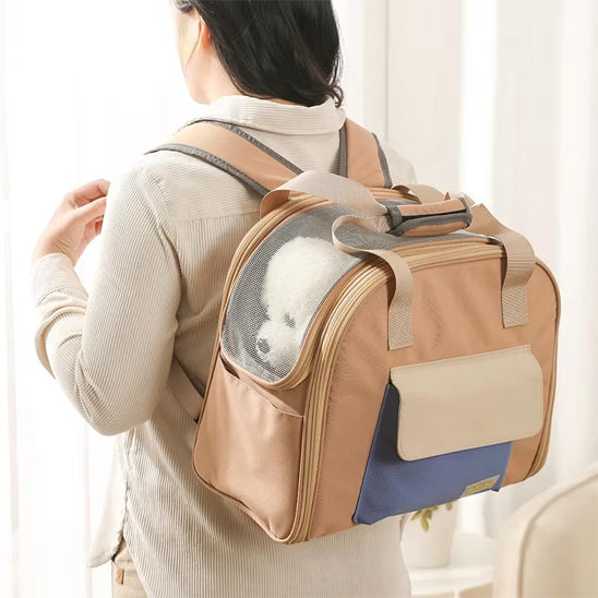 Sac de transport kaki sur le dos avec son chien
