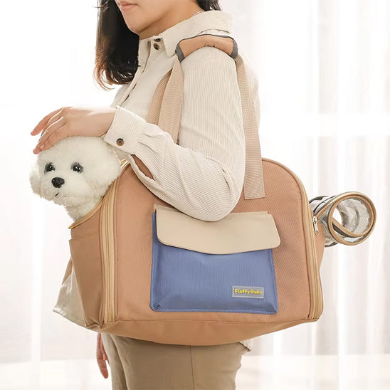 Sac de transport pour chien sur l'épaule caressant la tête du chien