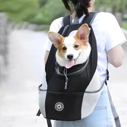 Femme avec sac de transport pour chien noir sur son dos le chien confortable