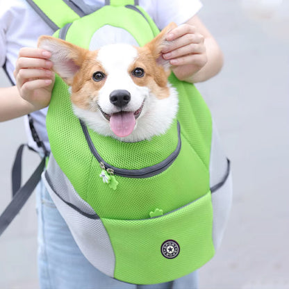 Femme avec sac de transport pour chien vert, en position devant sur ses épaule le chien très heureux
