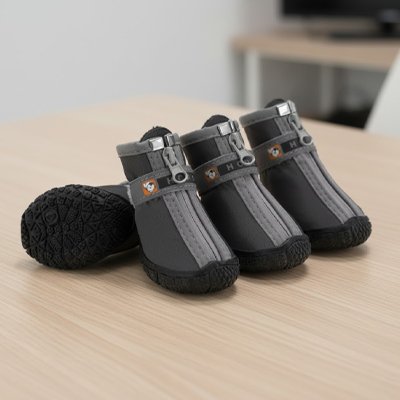 Chaussures pour Chien noir sur la table