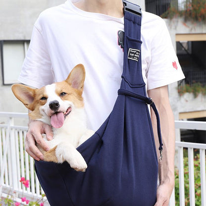 Homme avec son chien en sécurité dans son sac de transport en bandoulière