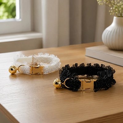 Collier Chien blanc et noir sur la table