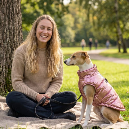 Doudoune pour chiens rose avec une femme et son chien sous un arbre