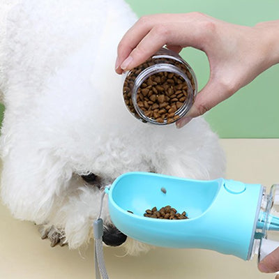 Chien mangeant des croquettes dans une gourde pour chien bleu
