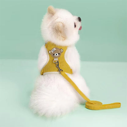 Chien avec un harnais jaune assis 