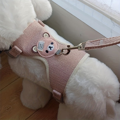 Chien avec un harnais rose assis