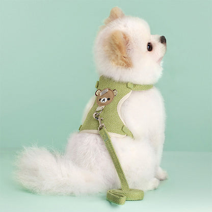 Chien avec un harnais vert assis 