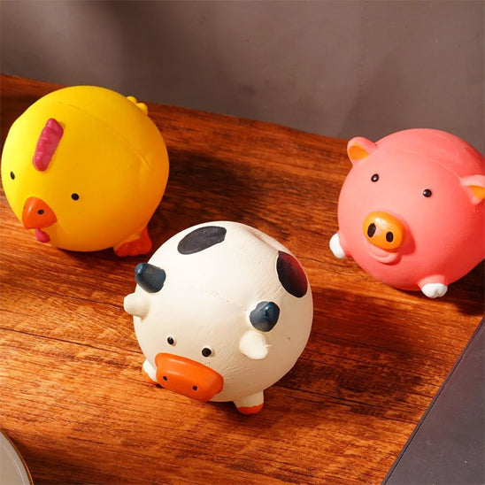 jouet pour chien sur la table en forme de cochon, vache et poulet