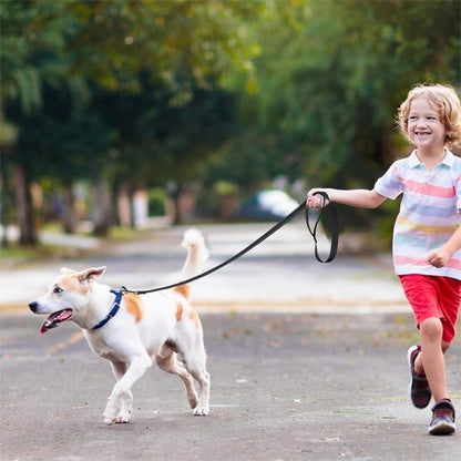 Laisse pour chien noir court avec un enfant