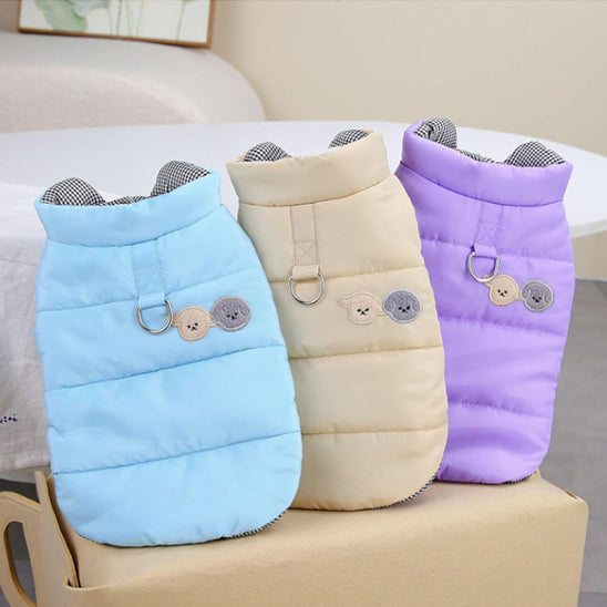 Trois manteaux imperméables bleu, kaki et mauve 