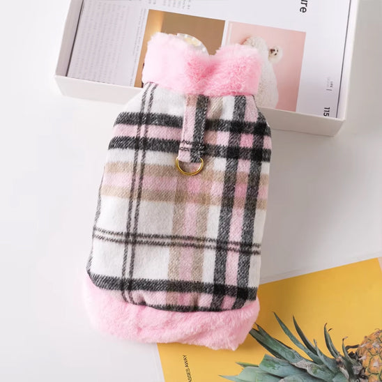 Manteau pour chien rose sur table