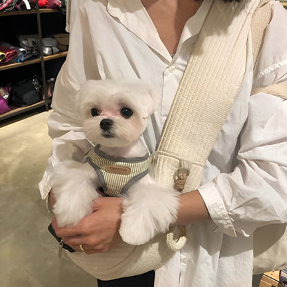 femme avec son chien dans un sac de transport dans un magasin