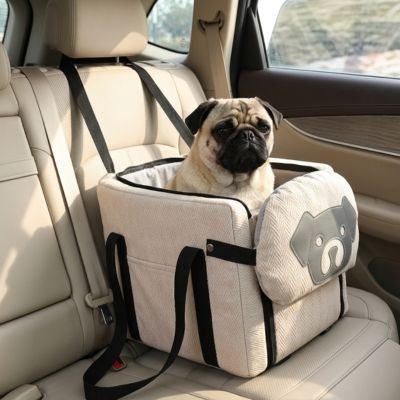 Sac de transport pour Chien beige sur le siège arrière da la voiture