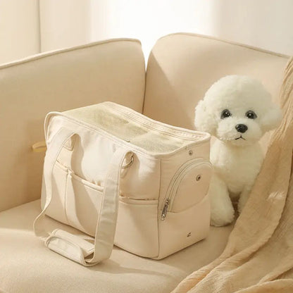 chien assis sur le fauteuil derrière son sac de transport beige