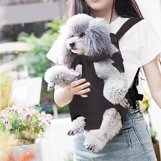Femme avec son chien position devant grâce à son sac de transport polyvalent