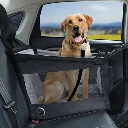 siège auto pour chien noir labrador retriever de face