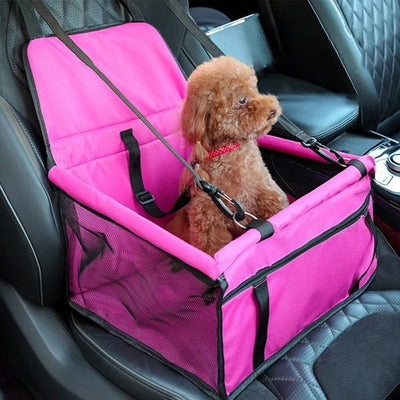 Siege auto pour chien rose sur le siège avant