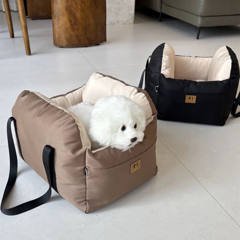 siege auto pour chiens marron avec chien blanc